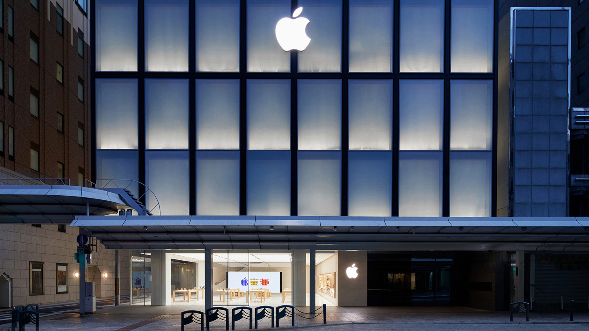 Apple shares latest vision for new Chicago River retail store as roof and  curved glass put in place - 9to5Mac