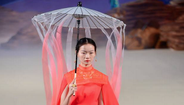 Coral ombre-style by designer Xiong Ying at China Fashion Week SS19 in Beijing Coral ombre-style by designer Xiong Ying at China Fashion Week SS19 in Beijing