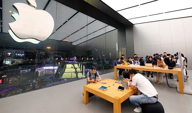 Customers try out Apple's iPhone XS and iPhone XS Max in Guangzhou.