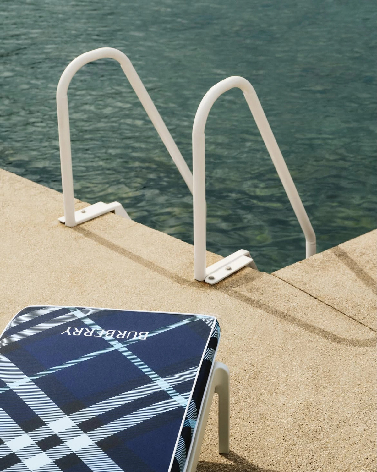 Burberry check sunbed
